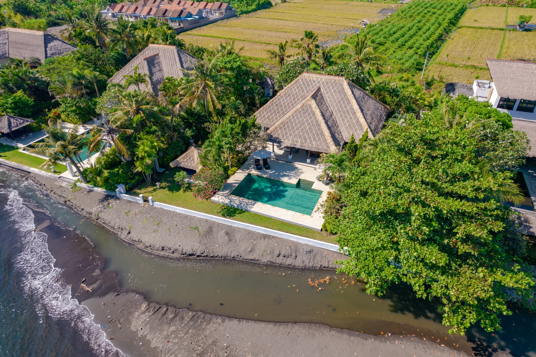 Villa Bersama — garden, pool and beach (6)