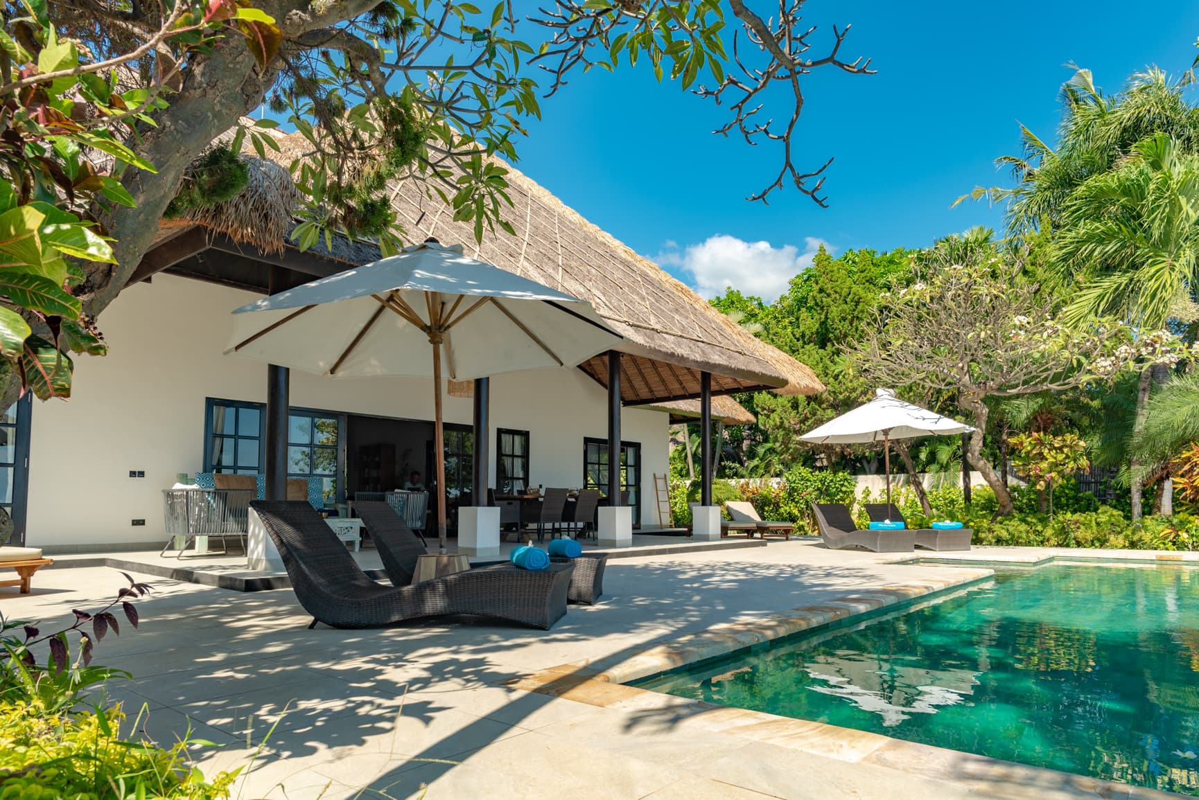Villa Bersama — garden, pool and beach (5)