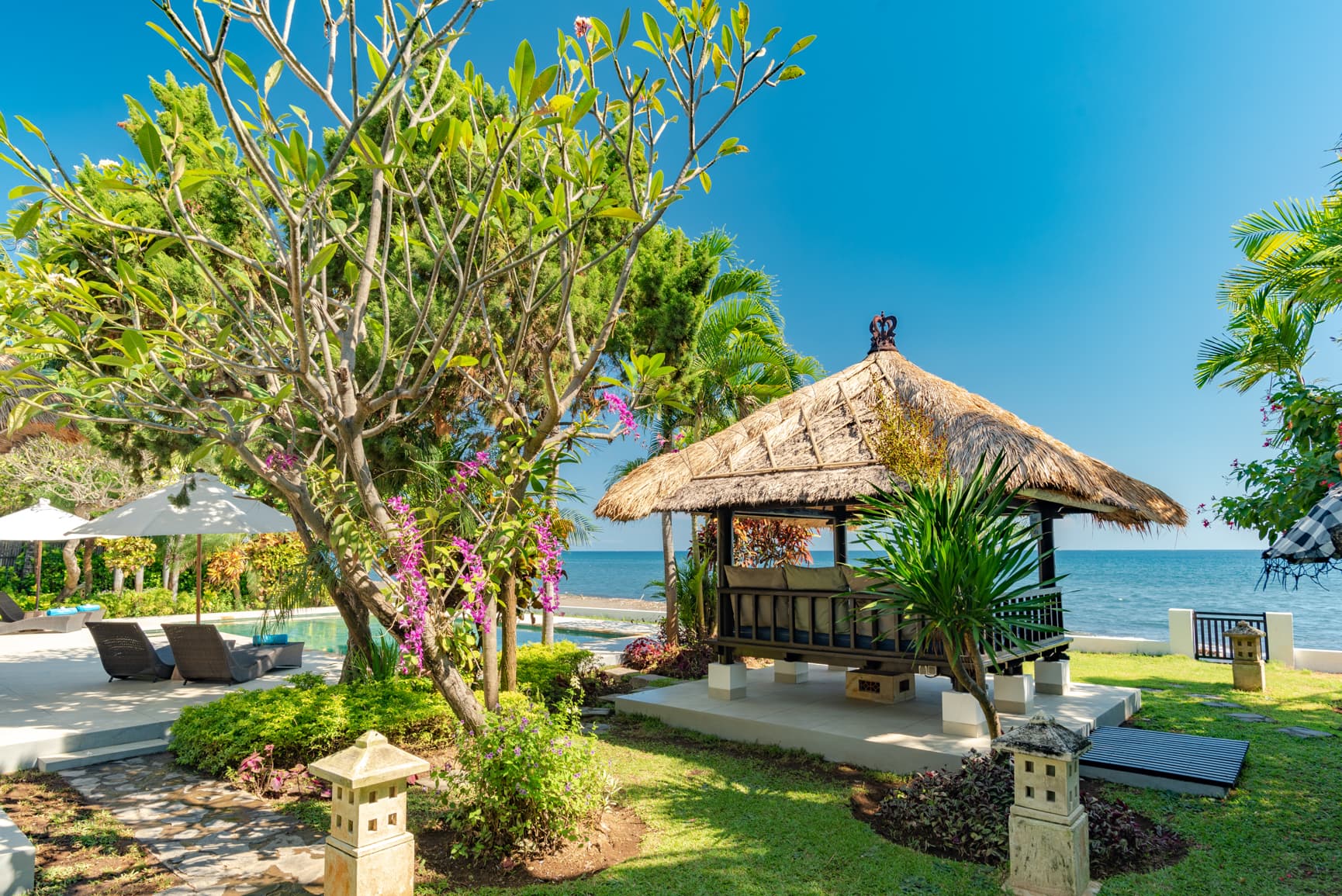 Villa Bersama — garden, pool and beach (14)