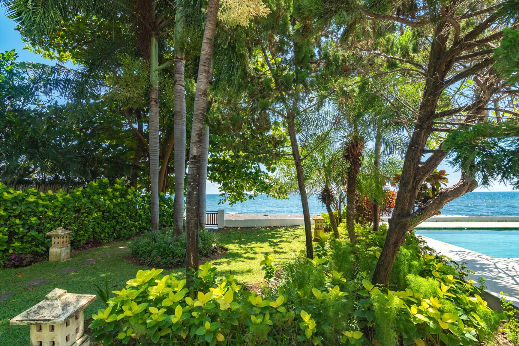 Villa Bersama — garden, pool and beach (13)